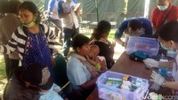 Puluhan anggota tim medis sudah siap melayani warga yang mengalami keluhan kesehatan.