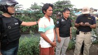Polisi menangkap 2 orang pemakai dan pengedar narkoba di wilayah Kampung Ambon, Jakarta Barat, pada 23 Januari 2016. Ada sekitar 20 rumah yang digeledah aparat kala itu. (Foto: Istimewa)