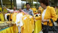 Kader partai Golkar membeli pernak-pernik jelang rapimnas di JCC, Jakarta, Sabtu (23/1/2016). 