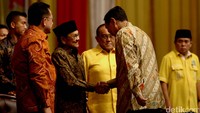 Presiden ke-3 RI Habibie tampak bersalaman dengan Menko Polhukam Luhut Pandjaitan.