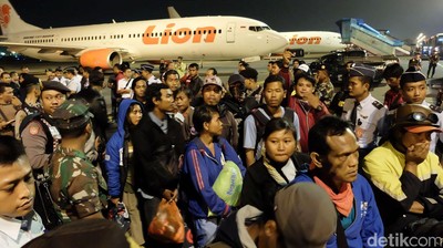Ratusan Eks Gafatar Tiba di Bandara Juanda