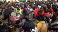 Sebanyak 373 Orang beserta 32 bayi eks anggota Gafatar yang berada di Balai Transito milik Pemprov Jatim di Margorejo, Surabaya.