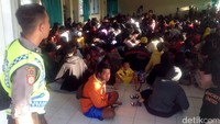 Hingga Pukul 07.00 WIB, selain berobat, warga lainnya yang berasal dari 18 Kabupaten/Kota di Jawa Timur ini mengisi waktu untuk bersantai dengan mandi di MCK yang tak jauh dari ruang aula.