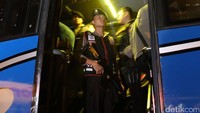 Rombongan eks Gafatar setiba di Bandara Juanda langsung dijemput 12 Bus dengan pengawalan anggota kepolisian bersenjata yang sudah standby.