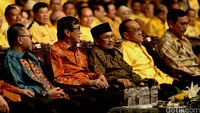 Tokoh senior Partai Golkar BJ Habibie juga menghadiri Rapimnas tersebut. Habibie tampak duduk disamping Ical. 