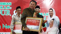 Gubernur DKI Basuki Tjahaja Purnama (Ahok) menerima Gus Dur Award 2016 dari Sinta Nuriyah Wahid. Penyerahan penghargaan dilakukan di Griya Gus Dur, Jalan Taman Amir Hamzah, Pegangsaan, Jakarta Pusat, Minggu (24/1/2016).