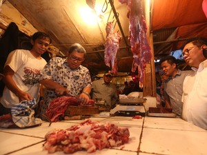 Sidak ke Pasar, Aher Belanja Daging Ayam dan Sapi