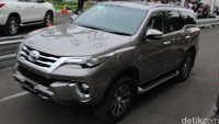 Sebelum menaiki jembatan dengan kemiringan 47 derajat, itu, penggerak roda SUV ini diputar ke posisi 4L. Mengubah ke posisi 4L cukup mudah, hanya dengan memutar knob di bagian tengah di bawah sistem audio dan pengatur AC. (Foto: Rangga Rahadiansyah).