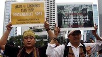 Aliansi Masyarakat Adat Nusantara (AMAN) menggelar aksi damai di kawasan Bundaran Hotel Indonesia (HI), Jakarta, Minggu (24/1/2016).