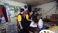  Dirut Bank Artha Graha Andy Kasih dan Koordinator Artha Graha Peduli Jet Soedirdja menyerahkan paket sembako kepada warga yang sakit saat blusukan dalam rangka pasar murah.