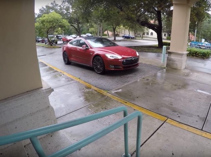 Pemilik Tesla Model S: Fitur Autopilot Bisa Selamatkan Pejalan Kaki