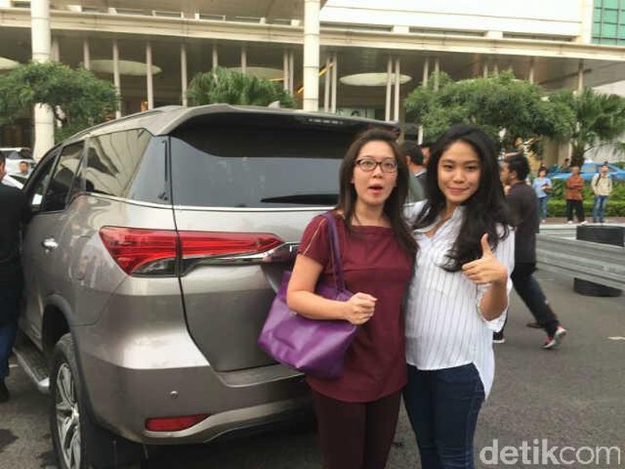 Dua Wanita Ini Kesengsem SUV, Apa Alasannya?