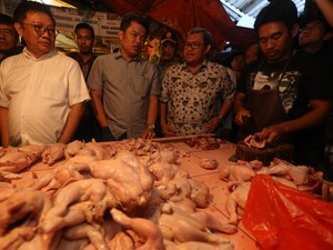 Harga Daging Ayam Tinggi, Aher dan Ketua KPPU Sidak ke Pasar