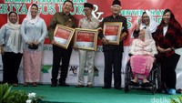 Selain Ahok, Gus Dur Award 2016 juga diberikan kepada Mustofa Bisri dan Tanto Mendut.