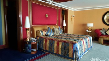 Mau menginap di Burj Al Arab? Jangankan enam hari, tidak tanggung-tanggung, Bezos bisa saja menginap di hotel bintang 7 yang semalamnya sekitar Rp 330 juta ini selama 6,5 juta hari. Foto: Ine Yordenaya