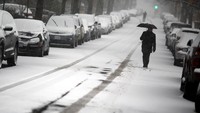 Jalanan dan mobil tertutup salju tebal. Carlos Barria/Reuters/detikFoto.