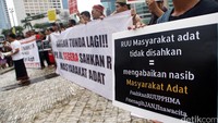 Aliansi Masyarakat Adat Nusantara (AMAN) membawa poster-poster tuntutan.