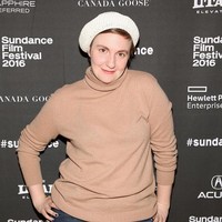 Lena Dunham mengalami endometriosis yang membuat dirinya harus menjalani pengangkatan rahim. Akibatnya, aktris 31 tahun ini tidak bisa punya anak dari rahimnya sendiri. Kini ia dan sang suami mempertimbangkan untuk mengadopsi anak. Foto: Getty Images