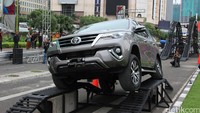All New Fortuner yang dipasarkan di Tanah Air mesinnya berkode 2TR Dual VVT-i bensin berkapasitas 2.7 liter, dan mesin 2GD-FTV diesel berkapasitas 2.4 liter. Mesin 2.4 L bisa menghasilkan tenaga setara 147 daya kuda, sementara versi 2.7 L tenaganya mencapai 160 daya kuda. Foto: Rangga Rahadiansyah