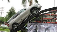 Simulasi medan offroad ini menggunakan sebuah jembatan tinggi dengan sudut kemiringan hampir 50 derajat yang dipasang di Senayan City, akhir pekan lalu. (Foto: Rangga Rahadiansyah).