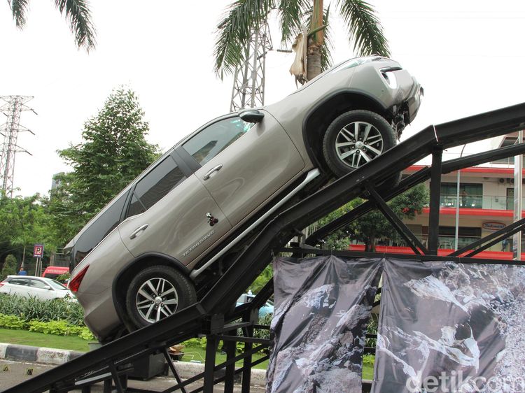 Fortuner Mendaki Rintangan 47 Derajat