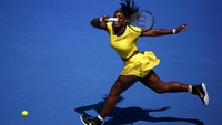 Serena Williams berusaha mengembalikan bola saat menghadapi Margarita Gasparyan. Jason OBrien/Reuters/detikFoto.