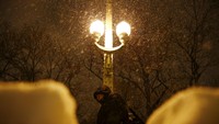 Seorang warga beraktivitas di tengah badai salju di Washington. Carlos Barria/Reuters/detikFoto.