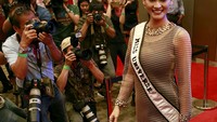 Pia Alonzo Wurtzbach berjalan di karpet merah dalam acara penyambutan di Manila, Filipina. REUTERS/Romeo Ranoco.