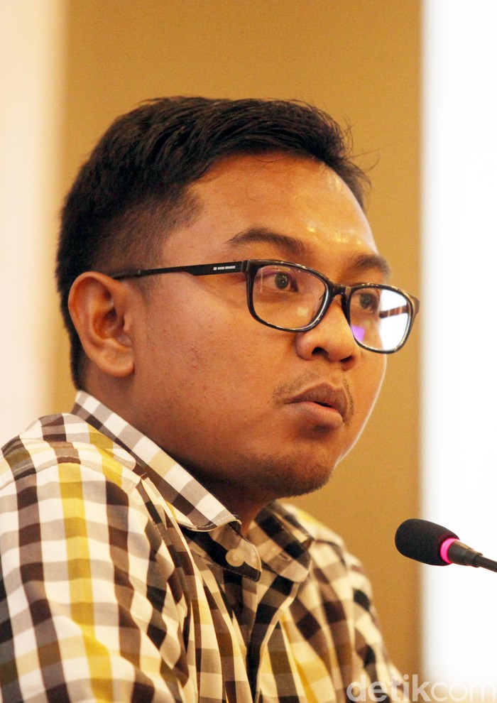Arya Fernandes is a researcher in the Department of Politics and International Relations at the Centre for Strategic and International Studies (CSIS), Jakarta, Indonesia. He joined CSIS in August 2014. Prior to joining CSIS, Arya worked as a research manager at Charta Politika Indonesia, a political research and consulting firm (2008-2014) and journalist at Media Indonesia newspaper. 

Arya has been conducted national and local survey of Indonesia public opinion since 2009. The poll assesed national/local trends and mood of electorate regarding important issues such as: the approval of national government policies, the incumbents perfomance, political participation, citizen engagement in the political process, and public images of presidential candidates and political parties.

 Arya received his bachelor degree from Political Science Department at the State Islamic University, Jakarta. He continued his master degree at the Paramadina Graduate School of Political Communication, University of Paramadina.