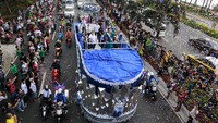 Warga Manila turun ke jalan untuk menyaksikan Miss Universe 2015 Pia Alonzo Wurtzbach. REUTERS/Romeo Ranoco.