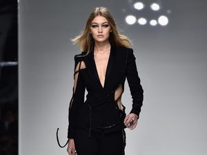 Seksinya Gigi Hadid dalam Balutan Blazer Transparan di Fashion Show Versace