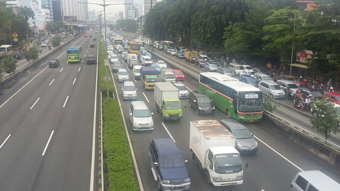 Begini Penampakan Macet Parah di Tol Dalam Kota Pagi Ini