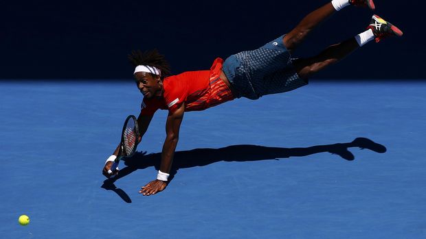 Gael Monfils sering menunjukkan aksi akrobatik di lapangan.