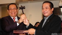 Setelah Setya Novanto mundur dan digantikan oleh Ade Komarudin, Kahar mendapatkan posisi sebagai Ketua Badan Anggaran DPR. Ini momen pelantikannya (Foto: Ilustrasi oleh Zaki Alfarabi)