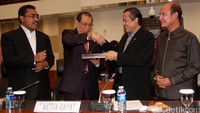Wakil Ketua DPR Taufik Kurniawan menyerahkan palu pimpinan kepada Ketua Banggar yang baru Kahar Muzakir. Pool/Lamhot Aritonang/detikFoto.