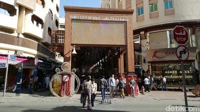 Pasar di Dubai, Jual Baju dari Emas