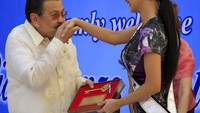 Mantan Presiden Filipina Joseph Estrada menyambut Pia Alonzo Wurtzbach. REUTERS/Romeo Ranoco.