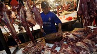 Pedagang memotong daging menjadi bagian yang lebih kecil. Asosiasi Produsen Daging dan Feedlot Indonesia (APFINDO) memastikan pungutan Pajak Pertambahan Nilai (PPN) 10 persen akan mengerek tinggi harga daging sapi di pasaran.