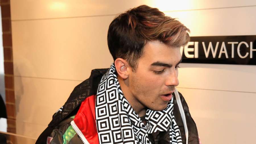 Joe Jonas Berjaket Gambar Mie Ayam dan Petai, Ini Fotonya! Joe Jonas Berjaket Gambar Mie Ayam dan Petai, Ini Fotonya!