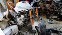 Beberapa motor tengah digarap untuk memenuhi permintaan, yang ternyata bukan hanya dari petugas Rutan saja namun juga permintaan dari konsumen di luar Rutan.