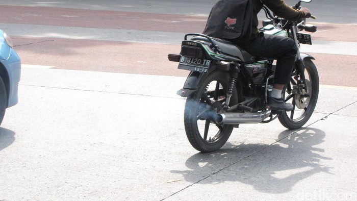 Knalpot motor berasap