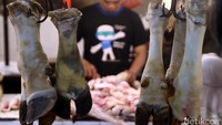 Di Pasar Senen, harga daging sapi mencapai Rp 120 ribu/kg.