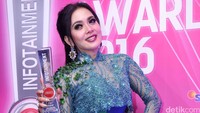 Ia mengatakan, gaun tersebut memiliki berat sekitar 20 kilogram. Pool/Noel/detikFoto.