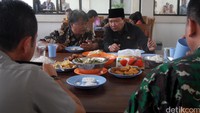 Bupati Irsyad Yusuf mengatakan memberi jaminan keamanan pada mereka. Pemkab bersama Polisi dan TNI akan terus memberikan perlindungan jangan sampai terjadi hal yang tidak diinginkan.
