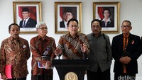 Ketua DPD Irman Gusman didampingi Ketua kelompok DPD di MPR John Pieris menerima kunjungan Rektor Unkris, Abdu Rivai di Gedung DPD Komplek Parlemen, Senayan, Senin (25/1/2016). Pool/lamhot Aritonang/detikcom.