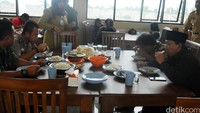 Sekilas, para eks Gafatar ini tampak sehat dan tenang. Mereka menikmati makanan yang disediakan dengan lahap. Tidak ada ketakutan maupun trauma di wajah-wajah mereka. Eks Gafatar ini juga santai saat kamera pewarta menyorot aktivitasnya.