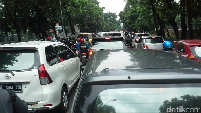 Macet Lenteng Agung Tambah Panjang, Kendaraan Mengular Sejak di UI