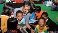 Wagub Jatim Gus Ipul membacakan dongeng untuk anak-anak eks Gafatar. Ist/Humas Pemprov Jatim.