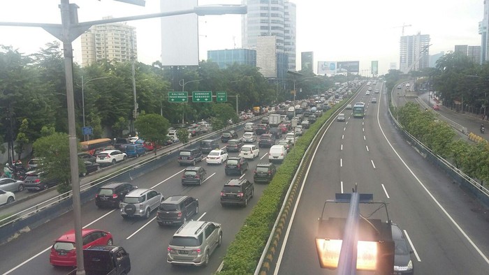 Cegah Macet di Long Weekend, Ingat Jangan Parkir di Bahu Jalan di Tol