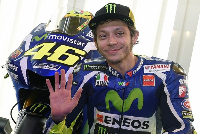 Movistar Yamaha MotoGPs Italian rider Valentino Rossi poses with his new Yamaha MotoGP YZR-M1 motorbike during the presentation of the 2016 Yamaha team in Barcelona on January 18, 2016. AFP PHOTO/ LLUIS GENE / AFP / LLUIS GENE